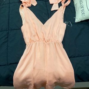 Looking for the prefect dress? This dress is so cute and flowy, peach color.